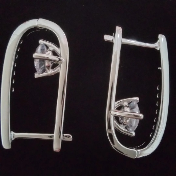 🌟 Sterling Silver Elegant Unique Diamond Earrings - Picture 5 of 6